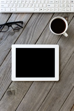 Beyaz ahşap masa boş ekran tablet