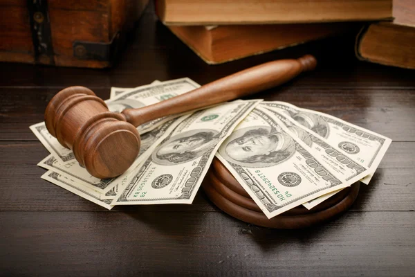 Δικαστής Gavel με δολάρια και νομικά βιβλία — Φωτογραφία Αρχείου