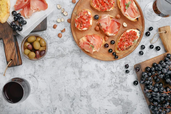 Farklı İtalyan meze şarap kırmızı şarap ile için — Stok fotoğraf