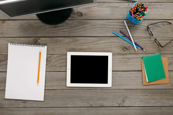 Beyaz boş ekran ve ofis malzemeleri ile tablet — Stok fotoğraf