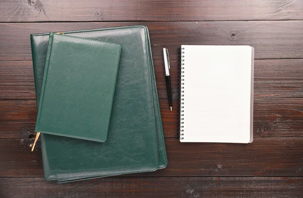 Ανοίξτε το σημειωματάριο με κενές σελίδες, στυλό, ημερολόγιο και φακέλους Δερμάτινα: φακέλους — Φωτογραφία Αρχείου