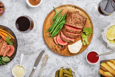 Orta az pişmiş ızgara biftek dilimlenmiş