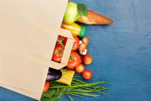 Бумажный пакет с различными овощами и фруктами — стоковое фото