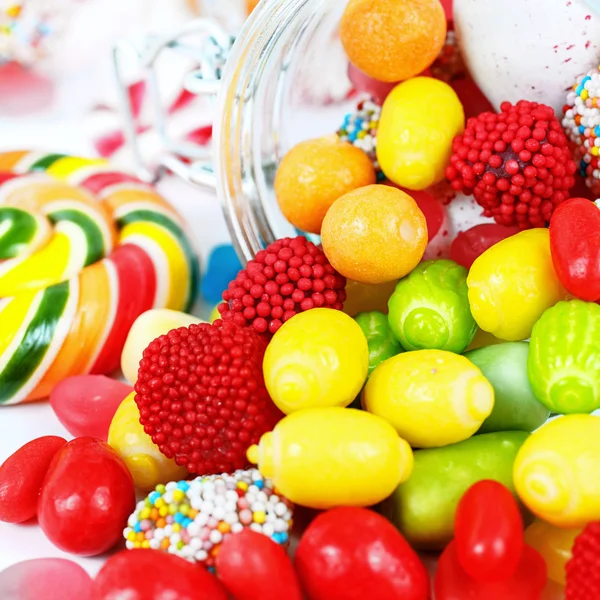 Viele verschiedene bunte Bonbons und Kaugummis — Stockfoto