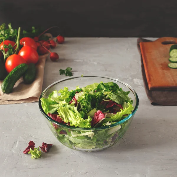 Full bowl of fresh green salad — Stock Photo, Image