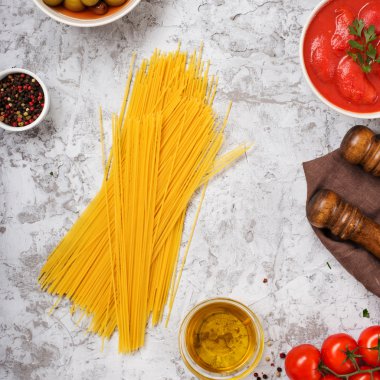 İtalyan makarna makarna yemek pişirmek için malzemelerle çiğ