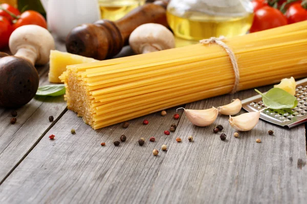 Spaghetti with different ingredients for cooking pasta — Stock Photo, Image