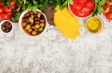 İtalyan makarna makarna yemek pişirmek için malzemelerle çiğ