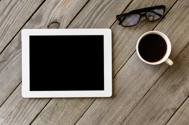 Beyaz ahşap masa boş ekran tablet