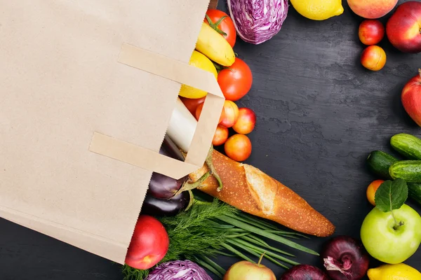 Bolsa de papel llena con diferentes alimentos —  Fotos de Stock