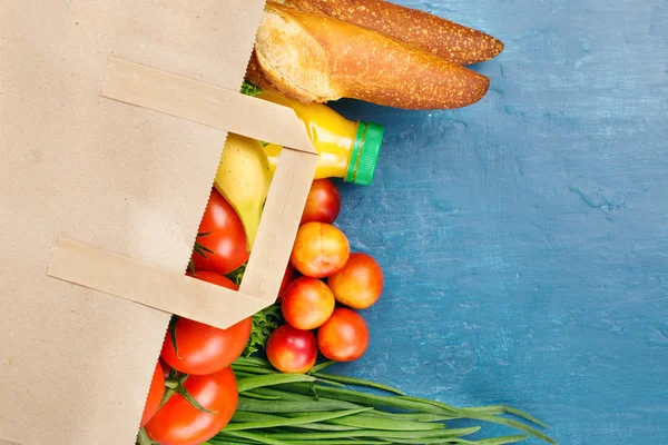 Saco de papel completo com alimentos diferentes — Fotografia de Stock