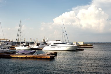 Deniz iskelesi ile birçok yatlar