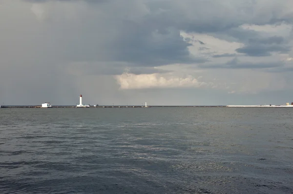 Latarnia morska w pochmurny dzień przed burzą — Zdjęcie stockowe