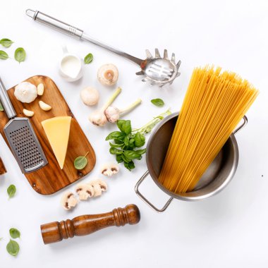 Spagetti makarna yemek pişirmek için farklı malzemelerle