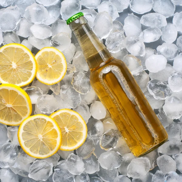レモン スライスと軽いビール瓶 — ストック写真