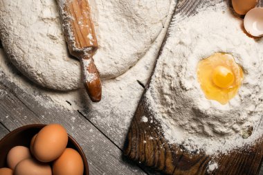 Ahşap oklava, yumurta ve yumurta sarısı ile hamur