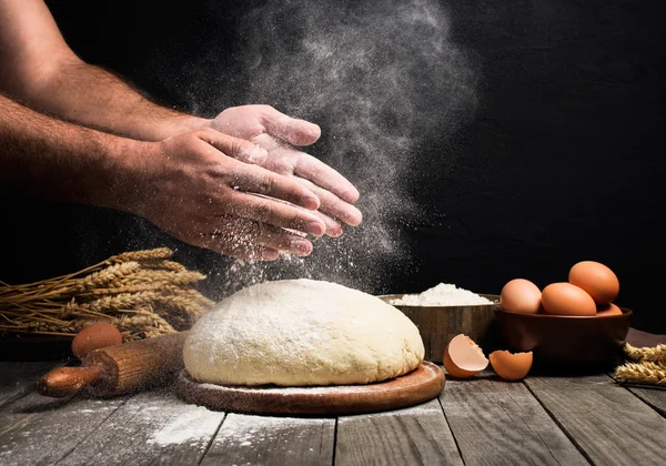 Der Mann, der Brot macht — Stockfoto