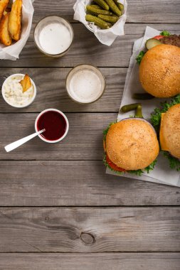 Sos, patates kızartması, turşu ve light bira ile farklı hamburger