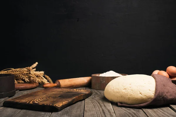 Yeast dough, flour, eggs, wheat and rolling pin — Stock Photo, Image