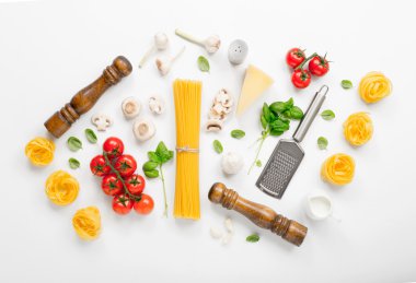 Fettuccine ve spagetti ile İtalyan pa yemek pişirmek için malzemeler