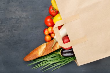 Tam kağıt torba farklı gıda ile