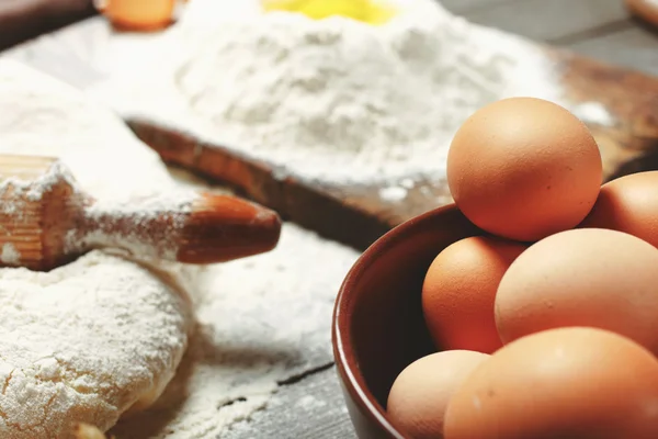 Bruine eieren in een kom close-up in een bakkerij — Stockfoto