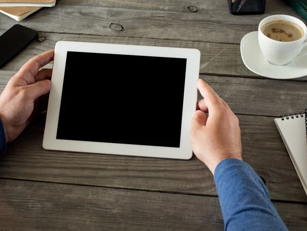 Hombre sosteniendo la tableta con pantalla en blanco — Foto de Stock