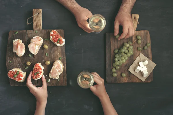 Casal bebendo vinho branco com lanches para vinho — Fotografia de Stock