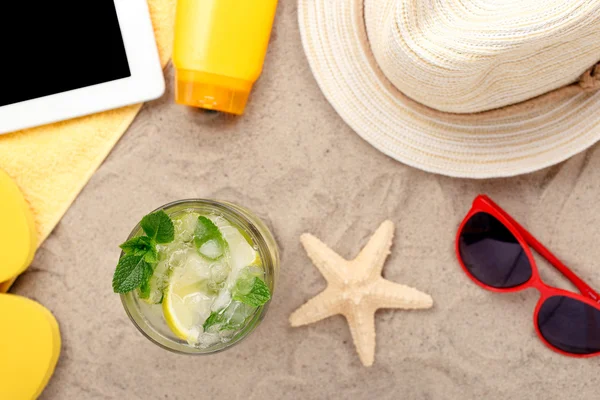 Sommer erfrischender Cocktail am Strand — Stockfoto