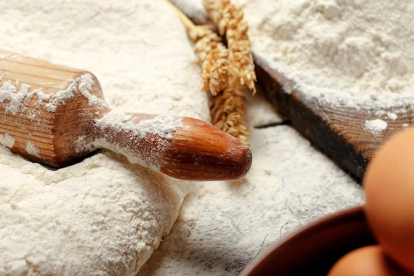 Rolo de pino na massa na mesa de madeira — Fotografia de Stock