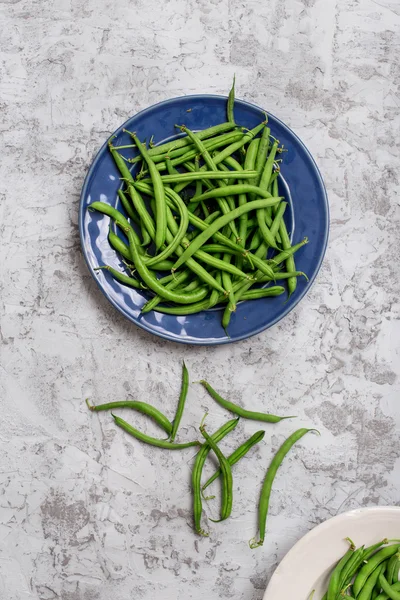 Frijol francés fresco en plato azul — Foto de Stock