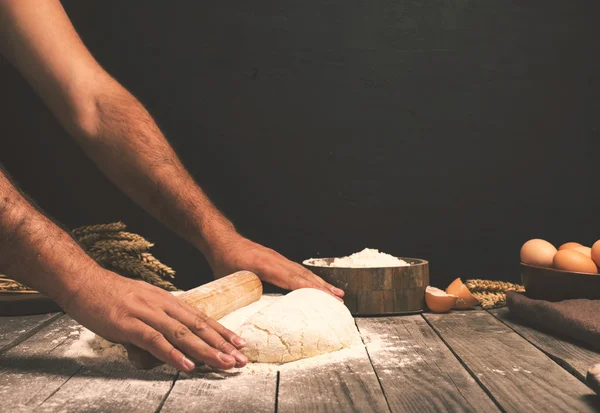 Le mani di uomini stendono la pasta da vicino — Foto Stock