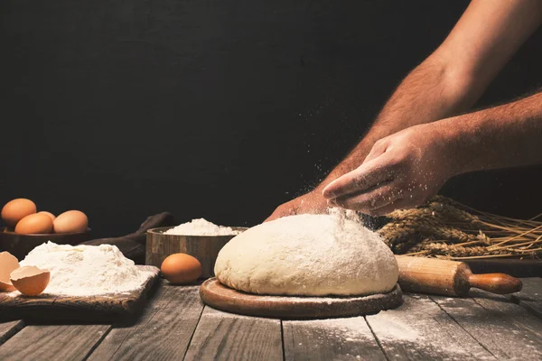 Erkekler ellerini serpin hamur un yakın çekim — Stok fotoğraf