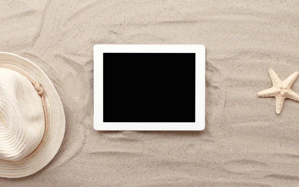 Digital tablet computer with blank screen on the beach — Stock Photo, Image
