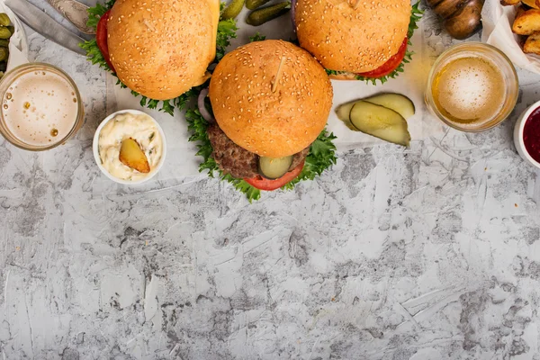 Trzy świeże domowe hamburgery różnych i lager — Zdjęcie stockowe