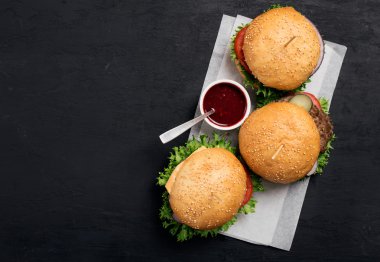 Hamburger, çizburger ve sos ile kopya alanı