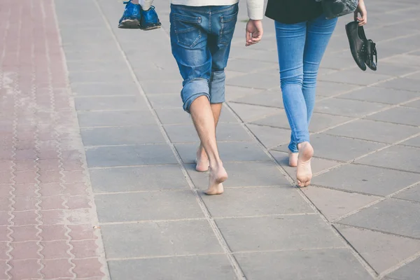 행복 한 커플 시 해안가에 맨발로 걷기 — 스톡 사진