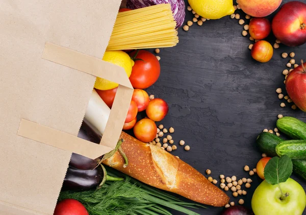 Полный пакет бумаги с различными полезными продуктами питания — стоковое фото