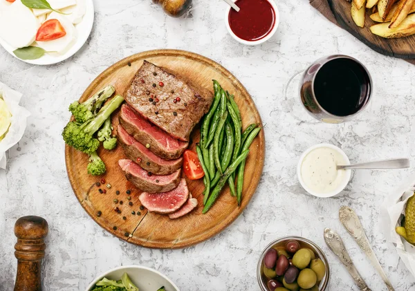 Steak s skleničku červeného vína — Stock fotografie