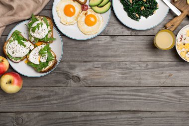 Farklı yemekler ahşap masa üzerinde yararlı Kahvaltı
