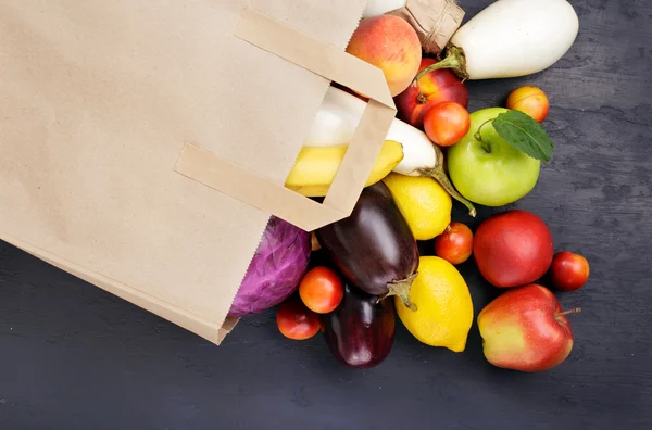 Volle Papiertüte mit verschiedenen Gemüse- und Obstsorten — Stockfoto