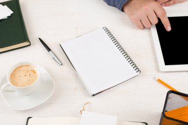 Defter ile beyaz ev masaüstünde boş sayfaları