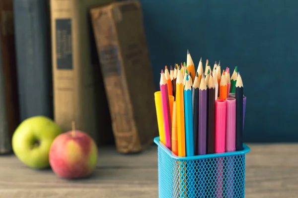 Kitapların arka plan üzerinde renkli kalemler set — Stok fotoğraf