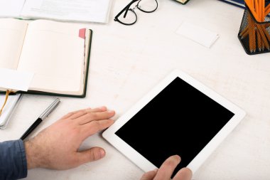 Ev ofis Internet üzerinden çalışan adam