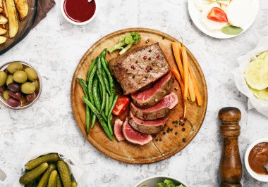 Az pişmiş biftek sebze garnitür ve soslar ile