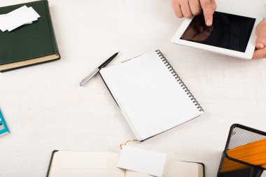 Tablet kullanarak ev ofisinde çalışan iş adamı