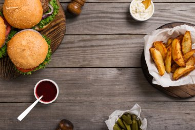 Çerçeve farklı burger, çizburger, sosları, patates kızartması ve çekme