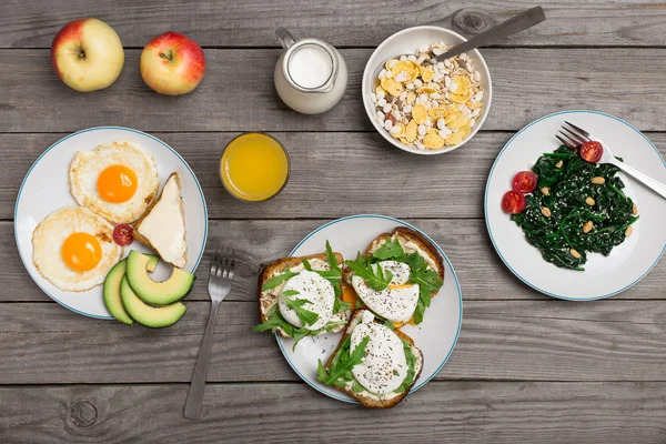 Desayuno útil y sabroso de diferentes platos —  Fotos de Stock