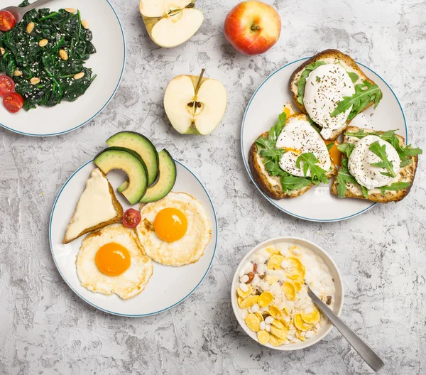 Petit déjeuner utile à partir de différents plats sur la surface légère — Photo