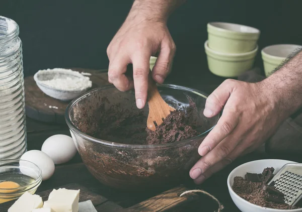 Мужчина готовит шоколадный десерт — стоковое фото